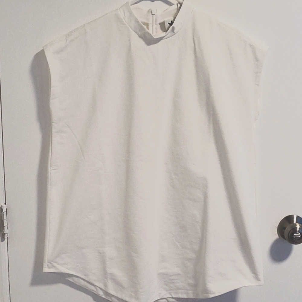 ADIDAS - white top, sporty chic